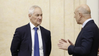 Андрей Белоусов (слева) даже и не просит деньги у Антона Силуанова – он так дает