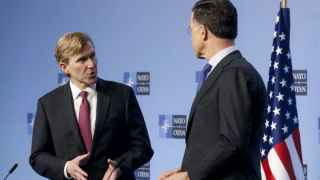 Замминистра войны Элбридж Колби (слева) объясняет генсеку НАТО Марку Рютте, каким должна быть современная НАТО