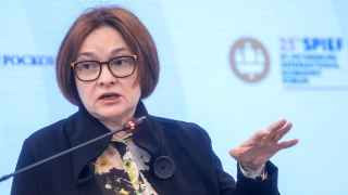 Председатель ЦБ Эльвира Набиуллина выступила на сессии «Российская экономика: современные вызовы и точки опоры», где заявила, что валютные вклады и обращение валюты в России запрещать не будут. Более того, по ее мнению, большинство валютных ограничений нужно снять.

