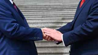 Дональд Трамп даже не прибег к обычному для него перетягиванию рук во время рукопожатия с Си Цзиньпином