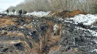 Впервые губернаторы Белгородской и Курской областей Роман Старовойт и Вячеслав Гладков рассказали о начале строительства заграждений в октябре.  «Мы готовы отразить любые посягательства на нашу территорию», — пообещал Старовойт. 