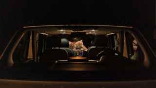 Женщина сидит с ребенком, незаконно вывезенным в Россию, которого удалось вернуть родственникам. 