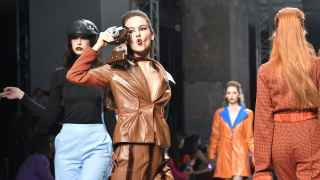 В Москве завершилась Неделя моды Mercedes-Benz Fashion Week Russia сезона весна-лето 2022. 

На фото: показ коллекции бренда «Это Искусство / It is art piece».