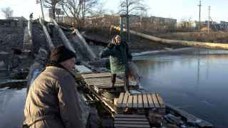 Российское командование пытается взять город до холодов: так ВС РФ отрежут пути снабжения украинских подразделений, осаждающих район Кременной и планирующих наступать на Лисичанск и Северодонецк. 