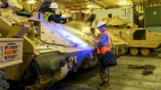 Боевые машины пехоты Bradley, подготовленные для отправки в Украину