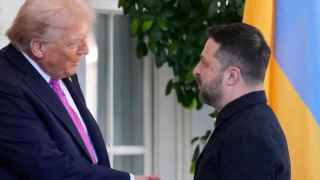 Владимир Зеленский (справа) должен очень ласково, но настойчиво отодвигать подписание «плана Трампа» куда подальше