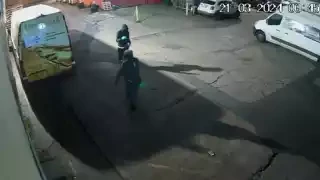 На снимке, представленным полицией Лондона, двое мужчин готовятся поджечь склад украинской компании. Во вторник суд признал их виновными