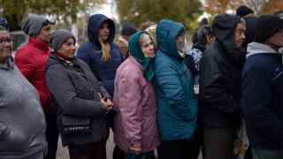 Раздача гуманитарной помощи в селе Михайло-Лукашово в Запорожской области