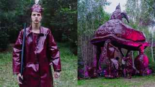 Беседка, представляющая собой причудливую смесь архитектуры и скульптуры, выглядит как древние руины в лесу. Существа, которые там живут, говорят и поют на воображаемом языке.