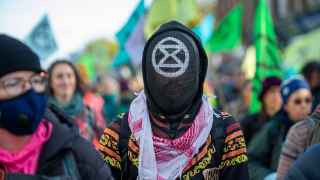 Ученые из Arctic Basecamp доставили из Северного ледовитого океана 4-тонную глыбу льда, взятую из айсберга, и ее спустили в реку Клайд, на берегу которой стоит Шотландский выставочный центр, где проходит COP26. 