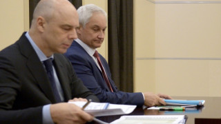 Андрей Белоусов (справа), министр обороны, заглядывает в бумаги Антона Силуанова, министра финансов, чтобы убедиться, что денег на войну достаточно