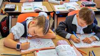 Переучивать левшей писать правой рукой, как в случае с этой девочкой, – это тоже двойка по пониманию