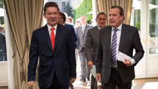 Герхард Шредер (справа) и Алексей Миллер, 2017 г.