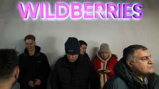 Владельцы пунктов выдачи заказов у входа в центральный офис Wildberries