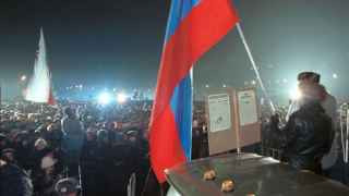 На тот момент в России - тогда еще РСФСР - сложилось фактическое двоевластие противостоящих друг другу Ельцина и президента СССР Михаила Горбачева, авторитет которого был подорван чередой непопулярных реформ.