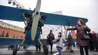 По данным городских властей, за первые два часа после открытия выставку посетило более 20 000 москвичей.