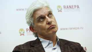 «Сейчас в Украине погибают невинные люди каждый день.Это немыслимо и недопустимо! Государства должны тратить деньги на лечение людей, на исследования победы над раком, а не на войну. Мы против этой войны!», - написал банкир в Инстаграме.

