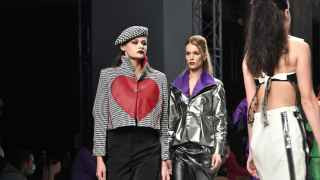 Основной площадкой оффлайн-показов стал Музей Москвы. Параллельно больше десятка дизайнеров из разных городов России и мира устраивали показы на своих площадках. Прямые трансляции всех презентаций шли на сайте Недели моды и Vogue.com.

На фото: показ коллекции бренда «Это Искусство / It is art piece» 