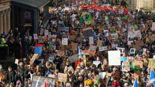 Накануне пресс-служба COP26 предупредила участников саммита, что в пятницу пройдет шествие, в котором ожидается участие 8000-10 000 человек, а в субботу – на 50 000 (и также запланированы протесты в 10 британских аэропортах). Участников акций в пятницу было очевидно больше. Сами организаторы сообщили о 30 000 человек. Полиция своих оценок не дала, но сообщила, что в субботу ожидается участие 100 000. Шествия и митинги прошли мирно.