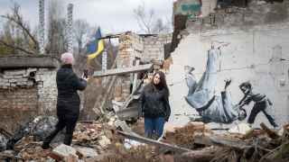 Девушки у работы Бэнкси в Киеве