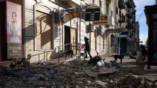 Российские источники сообщают о взятии нескольких сел к югу от Бахмута. Однако нетронутыми остаются маршруты на Северск и Константиновку, которыми пользуются украинские военные.