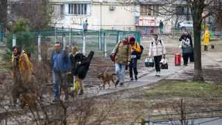 Для оповещения об ударах в Киеве и других крупных городах Украины начали использовать сирены. По их сигналу люди укрываются в оставшихся с советских времен бомоубежищах