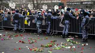 Скорбящие забросали цветами катафалк, который вез гроб из церкви на Борисовское кладбище.