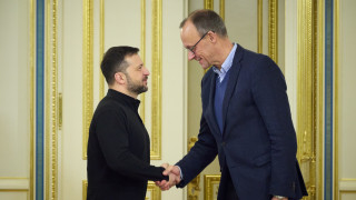 Владимир Зеленский (слева) не считает приемлемым ущербный статус Украины в ЕС, который предлагает Фридрих Мерц