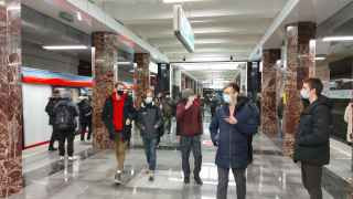 «Каховская» была сооружена по типовому проекту, популярному в 1960–1970-х годах, однако ее отличительной особенностью стали колонны в форме правильного восьмиугольника. Обычно на станциях, построенных по этому типовому проекту, колонны имели в сечении квадрат. Путевые стены «Каховской» украшаю оригинальные литые панно-барельефы, посвященные Гражданской войне (скульпторы — В.А. Горчаков, Л.А. Сошинская и другие).