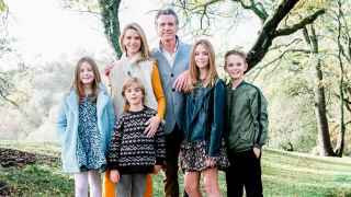 Гэвин Ньюсом (выше всех на фото) демократ и надежда партии, но с явными семейными ценностями