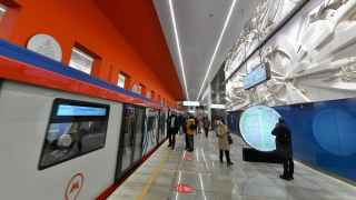 На платформе «Давыдково» — еще одно панно с девизом МЧС: «Предотвращение. Спасение. Помощь». На путевых стенах сделали художественные барельефы из белого архитектурного бетона, отражающие задачи МЧС.