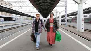 Эль (Челябинск, 1991) и Иши (Ленинград, 1989) идентифицируют себя как небинарные люди. Активистская деятельность часто вовлекает Эля в судебные иски против государственных органов. «Мы обсуждаем в онлайн-группах планы по изменению судебных решений и отмене новых законов почти круглосуточно. Мы информируем людей, прессу и правозащитные организации».
Иши (справа): «Вы когда-нибудь видели дерево, растущее на самом краю обрыва? Ветер и вода вымывают почву из-под его корней. Дерево все еще пытается удержаться на корнях, которые остаются в земле... В какой-то момент дерево падает и умирает. Теперь оно лежит под скалой. Вырвано из земли живым. Из-за поправок в Конституцию и нового законодательства против гомосексуалов и трансгендеров я чувствую себя как это дерево».