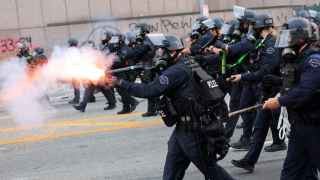 Применение полицейским светошумовых гранат против протестующих в Лос-Анджелесе, 6 июня 2025