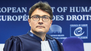 Маттиас Гийомар, председатель ЕСПЧ, только что говорил: роль суда — показывать, что «права человека имеют значение всегда, даже во время войны, когда, казалось бы, царит беззаконие; и теперь хладнокровно пошел по пути, очень похожем на беззаконие
