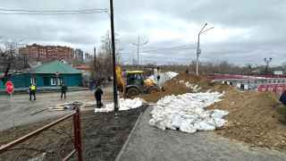 Укрепление дамбы в Кургане