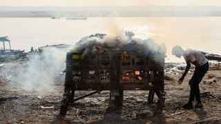 Погребальный обряд (сжигание тел) в Варанаси, Индия