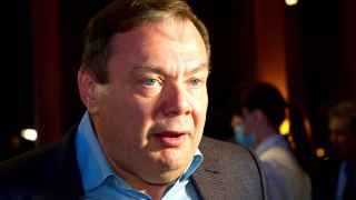 «Я не делаю политических заявлений, я бизнесмен и несу ответственность перед тысячами своих сотрудников в России и Украине. Однако я убежден, что война никогда не может быть решением проблемы. Ценой этого кризиса будут жизни и урон двум нациями, которые были братскими сотни лет. Сейчас разрешение ситуации кажется пугающе далеким, я могу только присоединиться к тем, чье горячее желание заключается в том, чтобы кровопролитие остановилось», - написал бизнесмен в обращении к сотрудникам.
