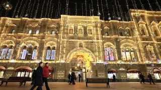 Мэр Москвы Сергей собянин пообещал, что российская столица встретит Новый год «светлой и украшенной, как это и подобает нашему любимому городу». Однако от проведения фейерверков и больших уличных концертов в этом году мэрия решила отказаться.