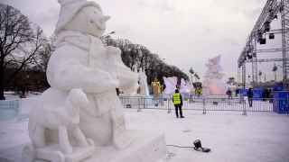 Рядом со сценой расположена самая людная площадка фестиваля, где проходит мастер-класс по изготовлению своего снежного шедевра