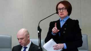 Эльвира Набиуллина успокаивала: ЦБ знает, что делать в случае обвала цен на нефть. Такой сценарий мог напугать людей