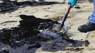 В Черном море зафиксировали новый разлив нефти после аварии на терминале под Новороссийском 