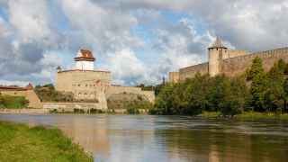 Крепости в Нарве и Ивангороде на российско-эстонской границе