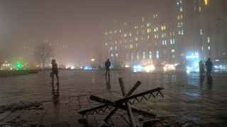 В Киеве пояснии , что сейчас ограничения потребления нужны именно для избежания блэкаута – полного и единовременного выхода сетей из строя. Сейчас электростанции не могут произвести столько электричества, сколько потребляют украинские граждане и бизнес.

