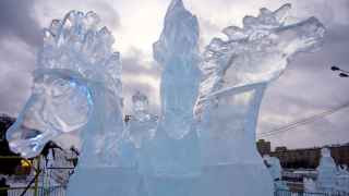 По субботам и воскресеньям на сцене идет музыкально-театральная программа