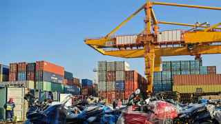 Груз из Японии в порту Владивостока