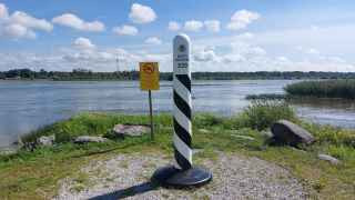 Река Нарва на границе Эстонии и России