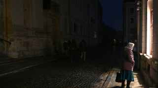 В результате нескольких массированных ракетных атак, которые начались 10 октября, в Украине были повреждены все крупные тепло- и гидроэлектростанции. После удара 23 ноября были остановлены блоки атомных электростанций.

Жители страны столкнулись с регулярными отключениями электроэнергии, проблемами со связью и другими сервисами.