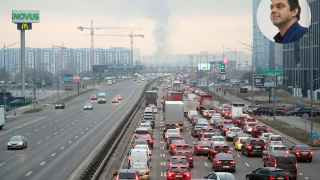 «Это вторжение принесет тысячи, возможно, десятки и сотни тысяч смертей Украине и России. Уничтожит то благополучие, которое имеют сегодня россияне. Оно разрушит российскую экономику. Оно разрушит Россию.»

На фото: Киев в день объявления военной операции РФ на Украине, пробки на дорогах на выезд из города.