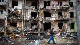 Киев. Мужчина проходит рядом с домом, пострадавшим во время военной операции РФ. 