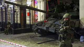 23-24 июня группа наемников «Вагнера» объявила мятеж против военного руководства России. В ходе мятежа войска Вагнера захватили Ростов-на-Дону, продвинулись к Москве и убили не менее десятка военнослужащих российских вооруженных сил. На этом фото танк «ЧВК Вагнера» застрял в воротах цирка Ростова-на-Дону.